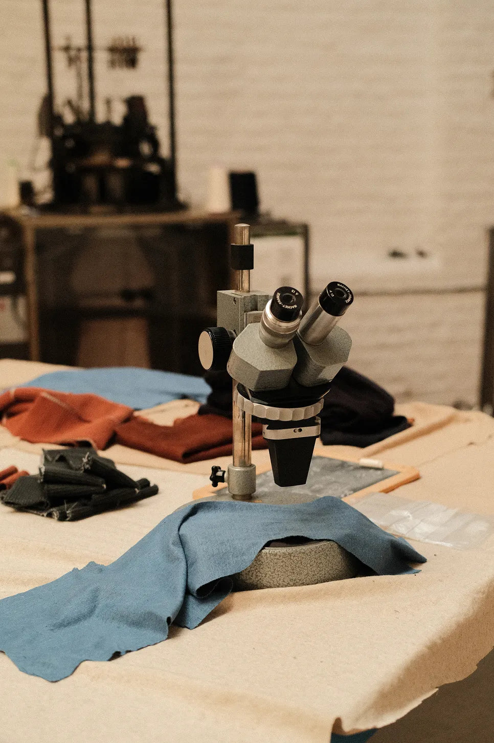 Microscope et échantillons de maille de lin à l'atelier