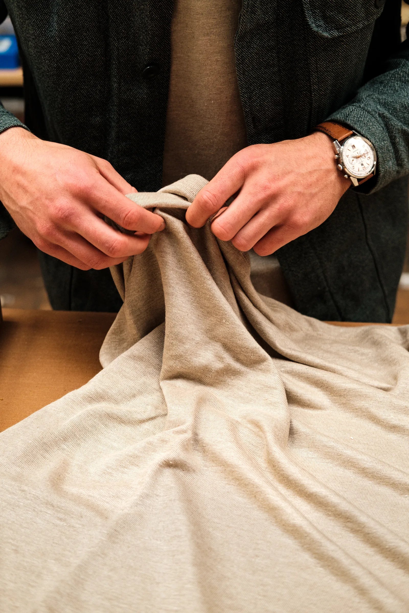 Contrôle d'un vêtement en maille de lin à l'atelier
